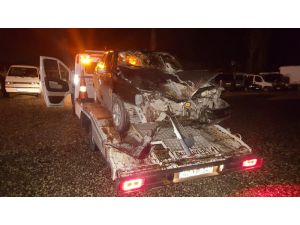 Otomobil Çöp Kamyonuna Çarptı: 2 Yaralı
