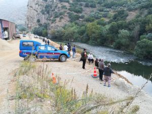 Kayıktan Düşen Çocuk Asi Nehri’nde Aranıyor