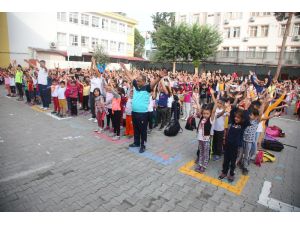 Öğretmen Ve Öğrenciler Topluca Spor Yapıyor