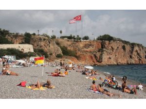 Antalya’da Deniz, Kum Ve Güneş Sezonu Kapanmadı