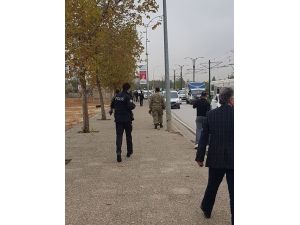 Gaziantep’te Birliğinden Firar Eden Asker, Yanında Götürdüğü G3 Piyade Tüfeği İle Girdiği Bir Alış Veriş Merkezinde, Mağaza Çalışanlarını Esir Aldı. Bölgeye Çok Sayıda Asker Ve Polis Sevk Edildi.