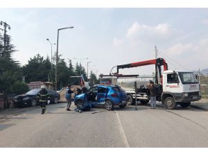 2 Otomobil Çarpıştı: 1’i Ağır 4 Yaralı