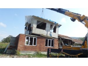 Baba Yadigarı Evi, Kendi Evinin Üzerine Taşıdı