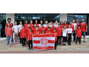 Antalyasporlu Yüzücülerden Madalya Rekoru