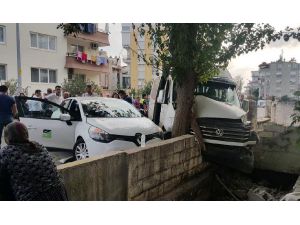 Otomobille Çarpışan Öğrenci Servisi Duvara Çarparak Durabildi