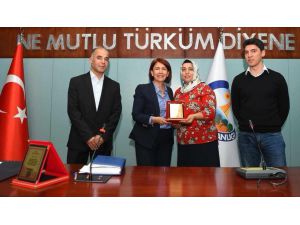 Görme Engelli Çifte Destek Olan Görevliler Avcılar’da Ayın Çalışanı Oldu
