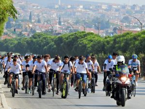 Çeşme’de Öğrenciler Sağlıklı Yaşam İçin Pedal Çevirdi