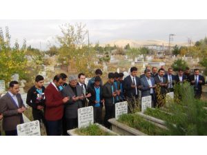 Deprem Şehidi Öğretmenler Mezarları Başında Anıldı