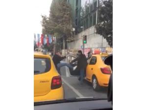 Osmanbey’de Taksicilerin “Yolcu Alma” Kavgası Kamerada