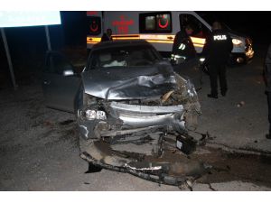 İki Otomobil Çarpıştı: 3 Yaralı