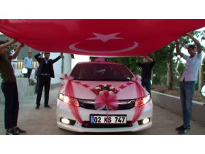 Türk Bayrağı Altında Dünya Evine Girdiler