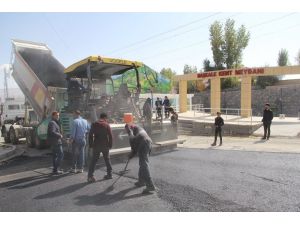 Başkale’de Yol Asfaltlama Çalışması