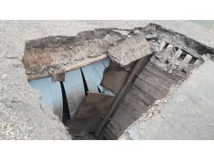 Şiddetli Yağmurda Evi Yıkılan Aile Ölümden Döndü