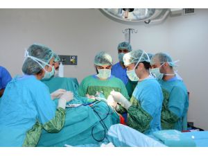 Hastayla Konuşarak Beynindeki Tümörü Aldılar