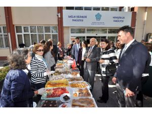 Neü’de Alzheimer Gündüz Yaşam Merkezi Yardım Kermesi Düzenlendi