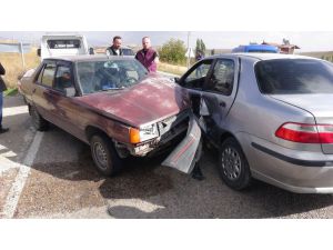 Aksaray’da İki Otomobil Çarpıştı: 3’ü Çocuk 9 Yaralı