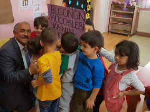 Başkan Özkan Anaokullarını Ziyaret Etti