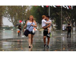 Turistler Yağmura Hazırlıksız Yakalandı