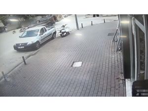 Hafif Ticari Araç İle Motosiklet Böyle Çarpıştı