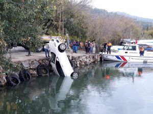 Dalyan Kanalına Devrilen Araçtaki Şahısları Jandarma Kurtardı