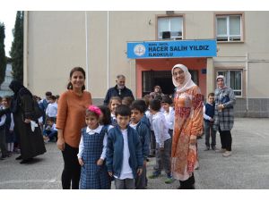 Dedeler Ve Nineler Torunlarıyla Okul Bahçesinde Oyun Oynadı