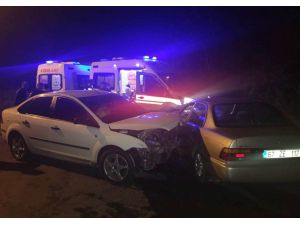 Yağmur Nedeniyle Kayganlaşan Yolda İki Otomobil Çarpıştı: 4 Yaralı