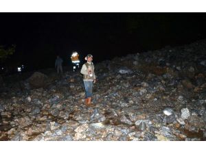 Heyelanın Sürüklediği Midibüs Toprak Altında Kaldı: 1 Ölü