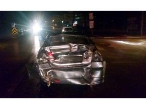 Kırmızı Işıkta Bekleyen Otomobile Minibüs Çarptı: 2 Yaralı