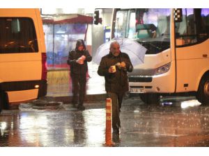 İstanbul’da Sağanak Yağış Etkili Oluyor