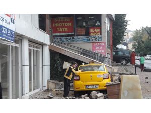 İstanbul’da Kontrolden Çıkan Taksi Duvarı Yıkıp İş Yerinin Önüne Uçtu