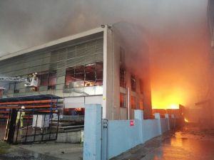 Esenyurt’ta Fabrikalar Alev Alev Yanıyor