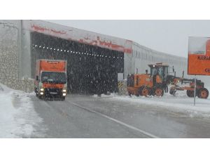Van Karabet Geçidi’nde Kar Etkili Oluyor