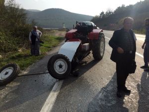 Sakarya’da Otomobil İle Traktör Çarpıştı: 2 Yaralı