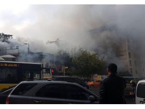 Beyoğlu’nda Kullanılmayan Eğlence Mekanı Alev Alev Yandı