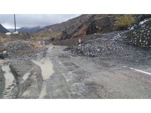 Kapıdere-gölbaşı Yolunun 25 Noktasında Heyelan Yaşandı