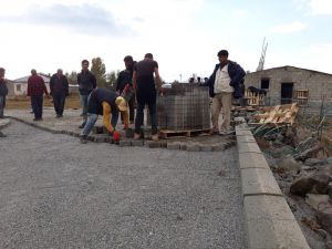 Çaldıran’da 370 Nüfuslu Mezraya Bordürlü Kilitli Parke Taşı Döşeniyor