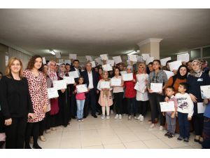 Öğrenciler Ve Yetişkinler Mezuniyet Sevinci Yaşadı