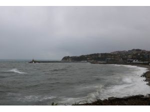 Zonguldak’ta Dalgalar 7 Metrelik Mendireği Aştı