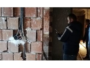 Ustalar Döşüyor, Hırsızlar Çalıyor