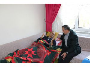 Başkan Tutal, Hastaları Evinde Ziyaret Etmeyi Sürdürüyor