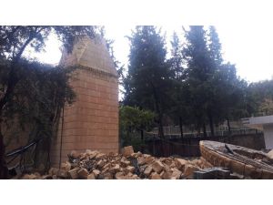Adıyaman’da Şiddetli Fırtına Nedeniyle Bir Caminin Minaresi, Sağlık Ocağı Bahçesinde Park Halinde Bulunan Ambulansın Üzerine Devrildi. Bölgeye Çok Sayıda Ekip Sevk Edildi.