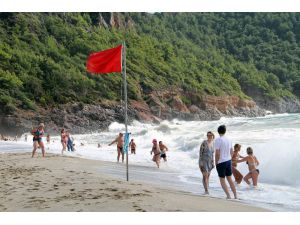 Alanya’da Kırmızı Bayraklar Bile Turistleri Durduramadı