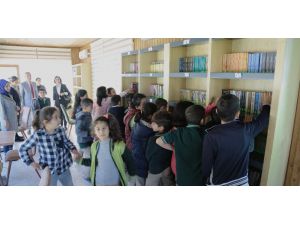 Millet Kıraathanesinde Oluşturulan Kütüphaneye Yoğun İlgi