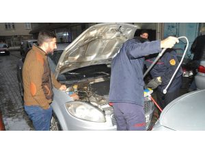 Otomobilin Motor Kısmına Sıkışan Kedi Güçlükle Çıkarıldı