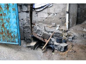 4 Yaşındaki Çocuk Yıkılan Bahçe Duvarının Altında Kaldı