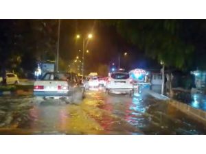 Hatay’da Uzun Çarşı Sular Altında Kaldı