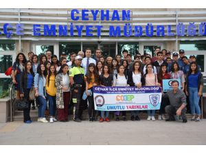 Terör Polisi Çocukları Tiyatroya Götürdü
