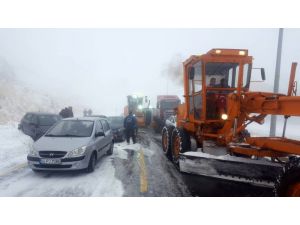 Erciyes’e Kar Yağdı, 15 Araç Zincirleme Kazaya Karıştı