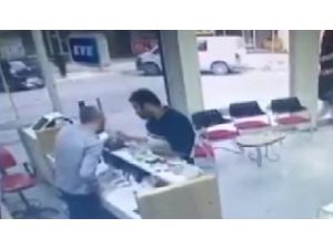 Arnavutköy’de Sadaka Kutusunu Çalan Hırsız Kamerada