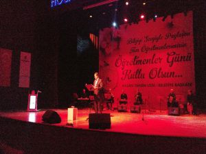 Ahmet Özhan en güzel parçalarını öğretmenler için seslendirdi